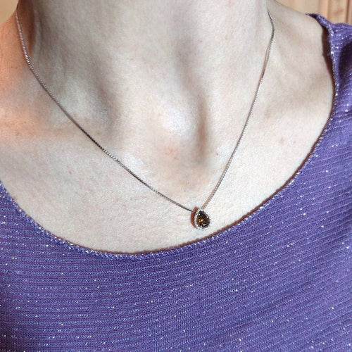 Pendentif Collier en or blanc avec diamant taille poire fantaisie marron et brillants 58 Facettes G3516