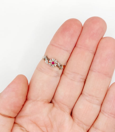 Bague 55 Bague marguerite antique or rose, rubis et diamants (c.1890) 58 Facettes A05453