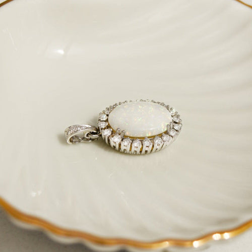 Ефирен опалов медальон – омагьосана елегантност 