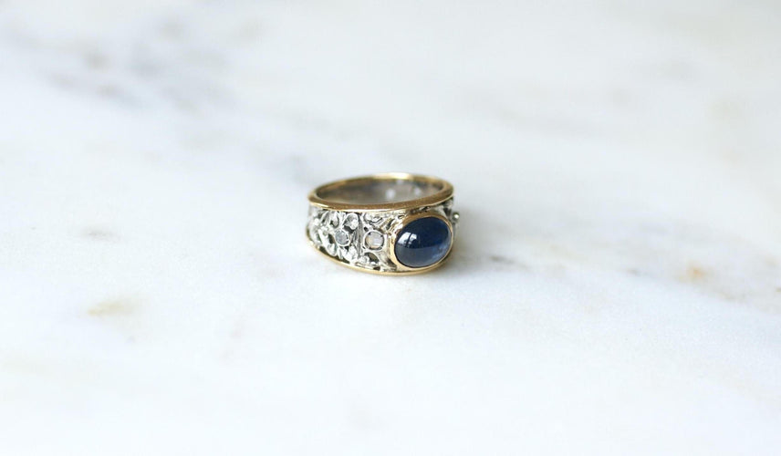 Bague 53 Bague or jaune et argent, saphir cabochon, diamants 58 Facettes