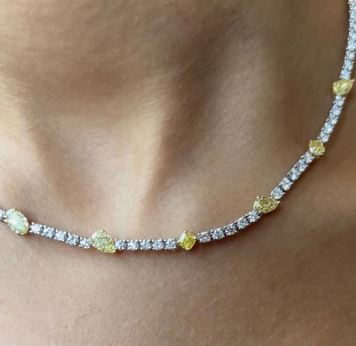 Collier Collier tennis en or blanc 18 carats avec diamants jaunes 58 Facettes G-439