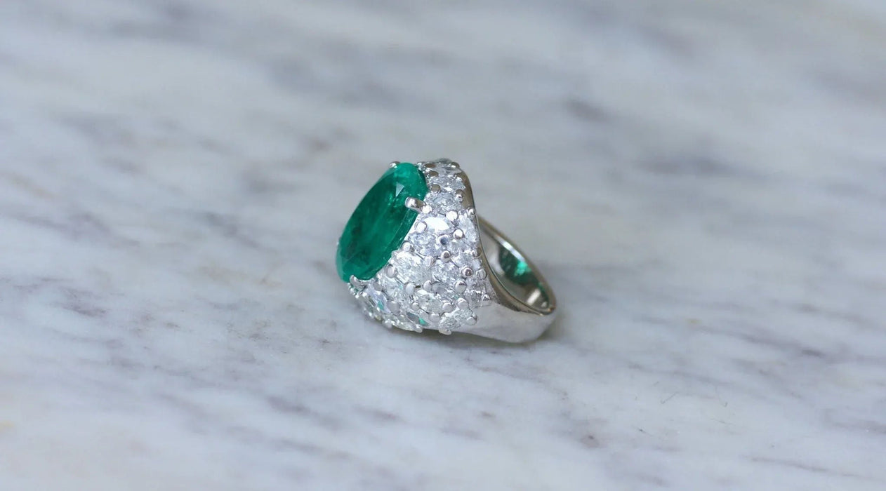 Cocktail ring in white gold with Colombian emerald and diamonds