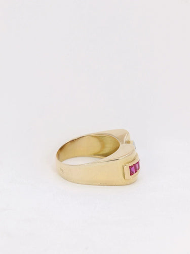 Bague 57 Bague tank en or, platine, diamants et rubis calibrés 58 Facettes J138