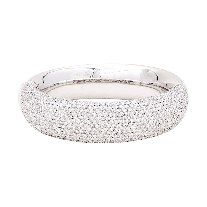 Brazalete de oro blanco, pavé de diamantes.