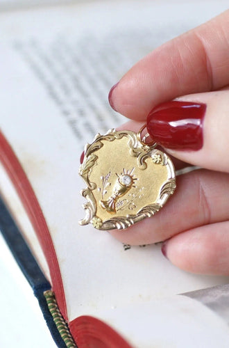 Pendentif Médaille calice et coeur trois ors 58 Facettes