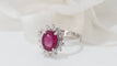 Bague 54.5 Bague marguerite en or blanc, rubis ovale et diamants 58 Facettes F 4948