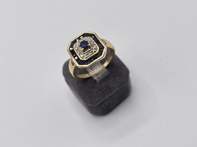 Bague 56 Bague OR Jaune 18k sertie d'un Saphir central, d’éclats de diamants et d'un contour de saphir baguettes 58 Facettes 1-0000448/2