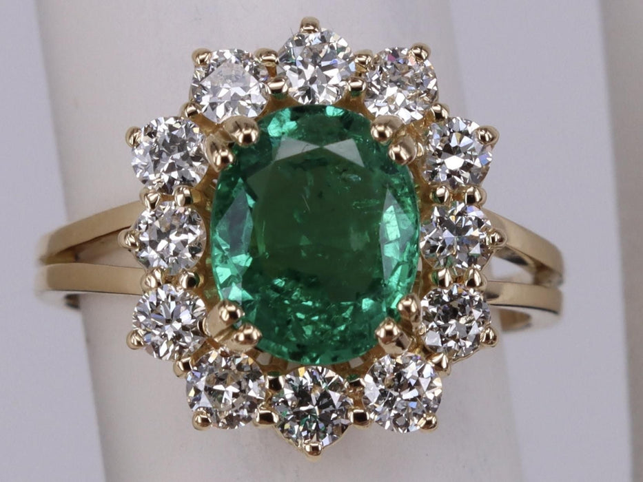 Ovale smaragd en diamant pavé geelgouden ring
