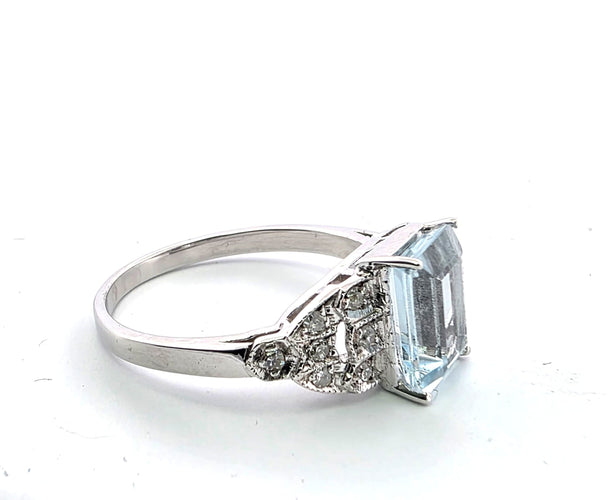 Bague 54 Bague en or blanc avec aigue-marine et diamants 58 Facettes