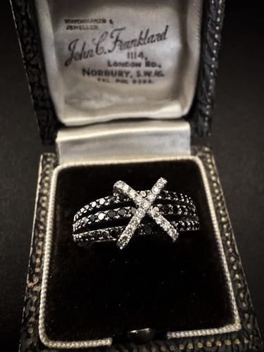 Bague 54 Bague diamant noir et blanc. 58 Facettes