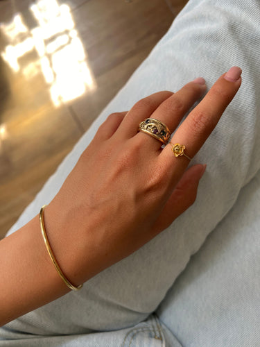 52 Bague en or sertie de pierres précieuses 58 Facettes