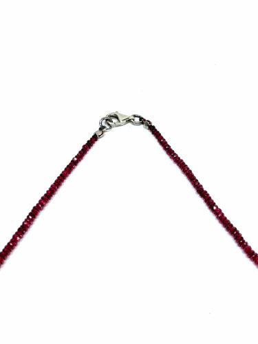 Collier Collier de perles en rubis avec fermoir en argent 58 Facettes