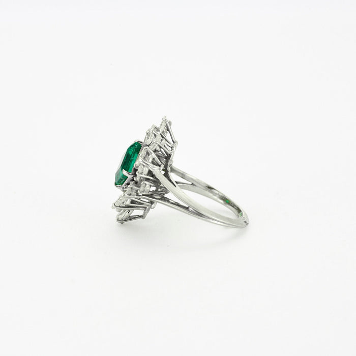 Ring decorated with a 2.5 carat emerald and diamonds