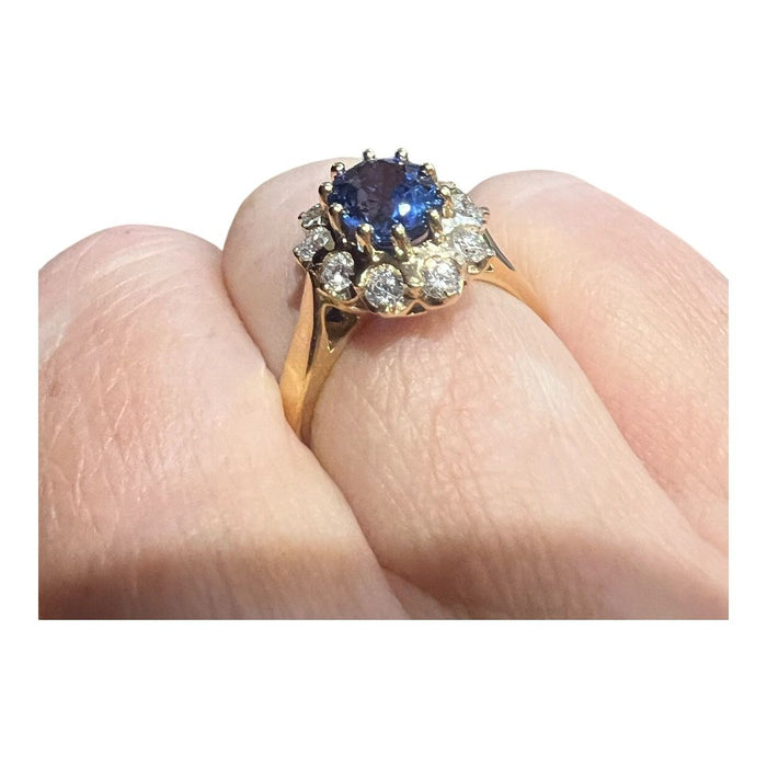 Yellow gold ring with Ceylon sapphire and diamond pavement