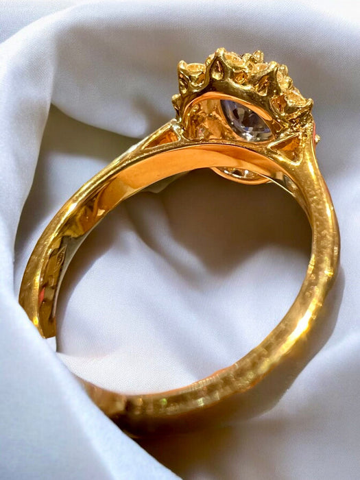 Anello in oro giallo con zaffiro di Ceylon e pavé di diamanti