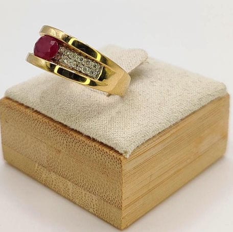 Bague 55 Bague bandeau or jaune ornée d'un rubis et de diamants 58 Facettes