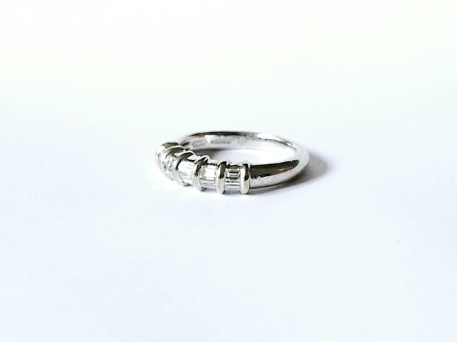Bague 53 Demi alliance or blanc, diamants baguettes 58 Facettes