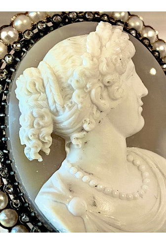 Broche Exceptionnelle broche en or jaune camée sur agate représentant Caroline Murat 19e 58 Facettes AB472