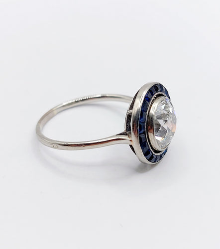 Bague 57.5 Bague cible art deco or blanc 18k diamant taille ancienne 2,40 carat et saphirs calibrés (circa 1920) 58 Facettes A06140
