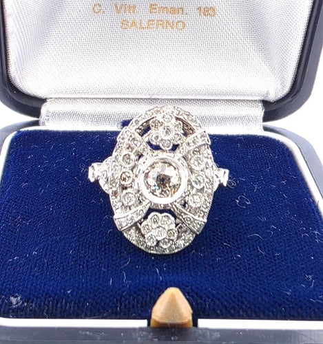 Bague 52 Bague en platine avec diamant central et diamants environnants 58 Facettes