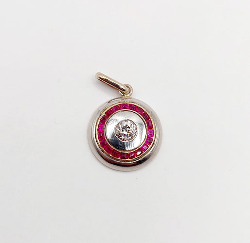 Pendentif Pendentif cible art deco or 18k et platine, diamant taille ancienne et rubis synthétiques calibrés (circa 1920) 58 Facettes A05895