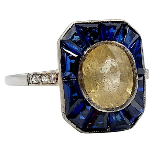Bague 53.5 Bague Art Déco or blanc, saphir jaune naturel, saphirs calibrés synthétiques et diamants taille roses (circa 1930) 58 Facettes A05730