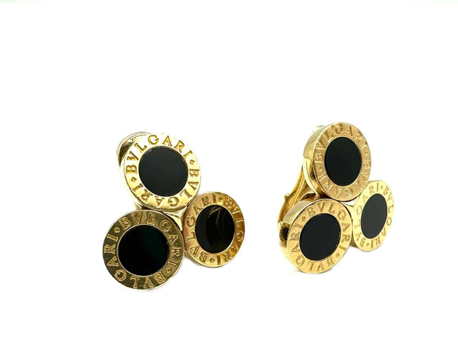 Boucles d'oreilles BVLGARI. Collection "BVLGARI-BVLGARI", boucles d'oreilles or jaune 18K et onyx 58 Facettes