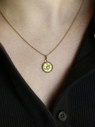 Pendentif PERROUD Médaille signe Cancer or jaune 58 Facettes 1215.6
