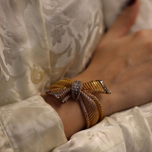 Bracelet Bracelet en or jaune et platine avec Diamants vers 1950. 58 Facettes