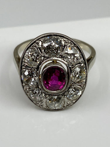 Soikea rubiini-timanttisormus