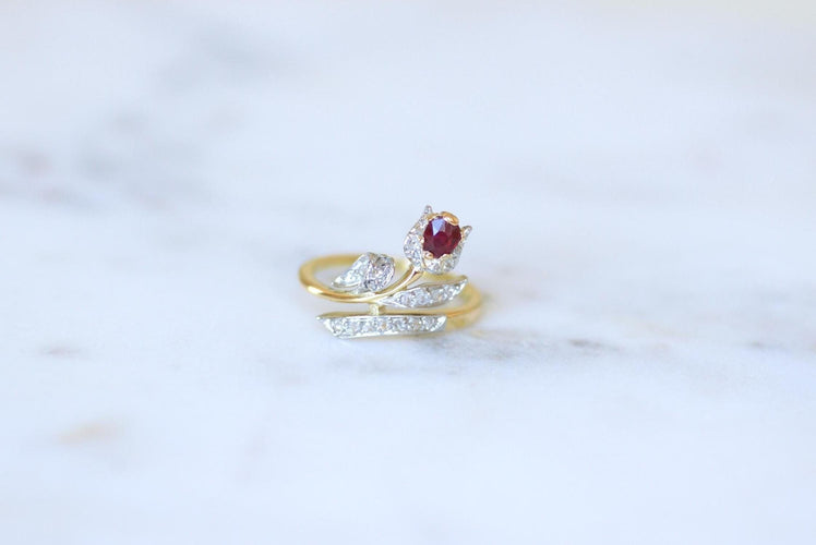 Bague 52.5 Bague Ancienne en Or Jaune Fleur Rubis et Diamants 58 Facettes
