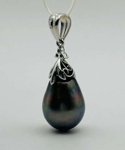 Pendentif Pendentif en or avec une perle de Tahiti en forme de larme 58 Facettes 50183