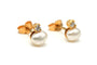 Boucles d'oreilles Boucles d'oreilles contemporaines or jaune serties de perles et de diamants 58 Facettes B760