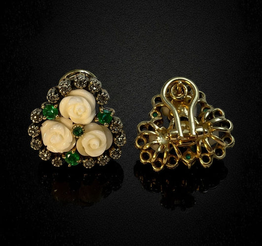 Boucles d'oreilles Boucles d'oreilles ornées de roses en corail blanc, d'émeraudes et de diamants 58 Facettes