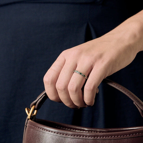 Amerikkalainen Vihkisormus sormus timanteilla ja smaragdeilla 