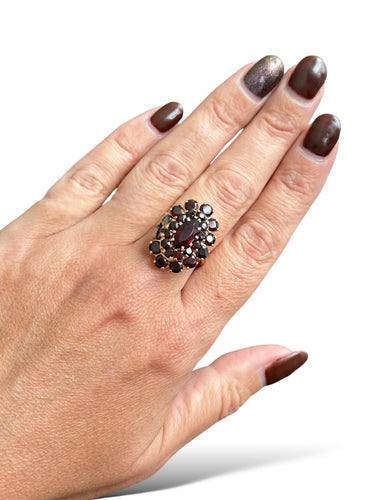 Anel marquesa em ouro rosa, granadas 