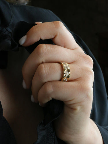 Bague 59 CHANEL Bague "Matelassé" vintage or jaune diamants 58 Facettes 1107.4