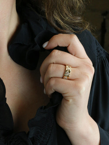 Bague 59 CHANEL Bague "Matelassé" vintage or jaune diamants 58 Facettes 1107.4