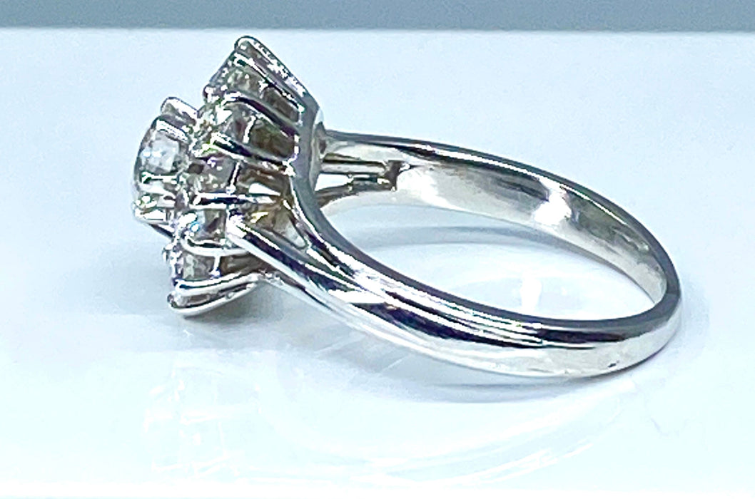 Daisy ring in witgoud bezet met 9 diamanten