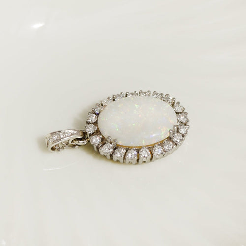 Ефирен опалов медальон – омагьосана елегантност 