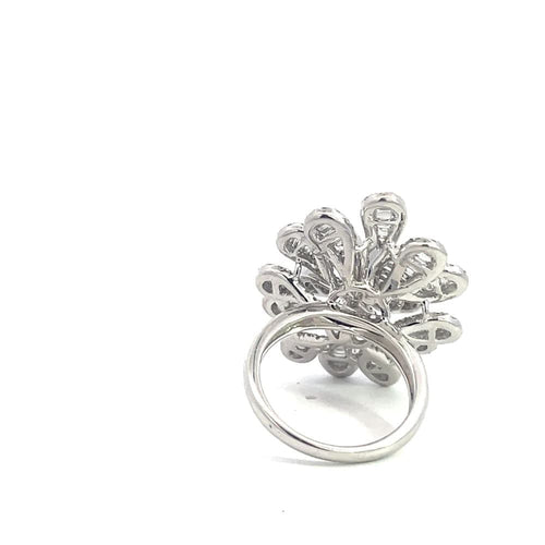 Bague Bague en or blanc et diamants à motif floral 58 Facettes UN0140