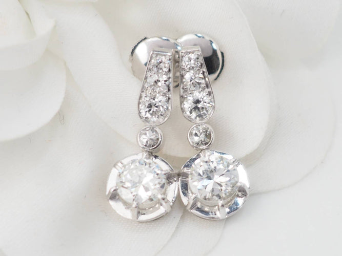 Boucles d'oreilles Paire de dormeuses anciennes en or blanc et diamants 58 Facettes 32108