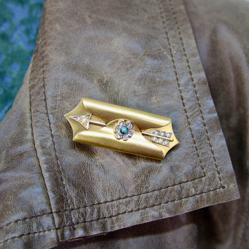 Broche médaillon de deuil en forme d'enveloppe dorée avec flèche 58 Facettes