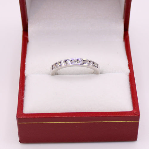 Bague Alliance demi-tour or blanc et diamants serti rail 58 Facettes