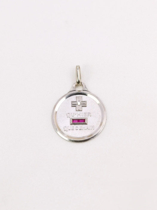 Pendentif Médaille amour Augis ronde Plus qu'hier moins que demain or blanc diamant rubis 58 Facettes J453