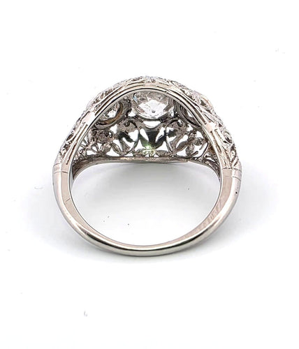 铂金戒指，镶有钻石 