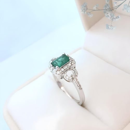 Bague 53.5 Bague de fiançailles or blanc, émeraude et diamants 58 Facettes AA 1741