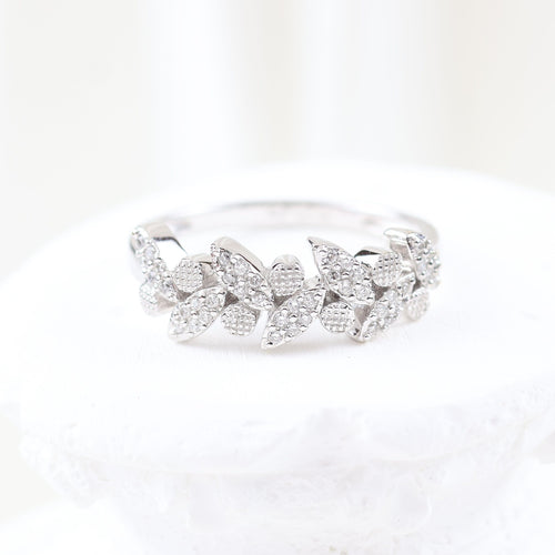 Vegetabilsk ring med briljantslipte diamanter i 18 karat hvitt gull 