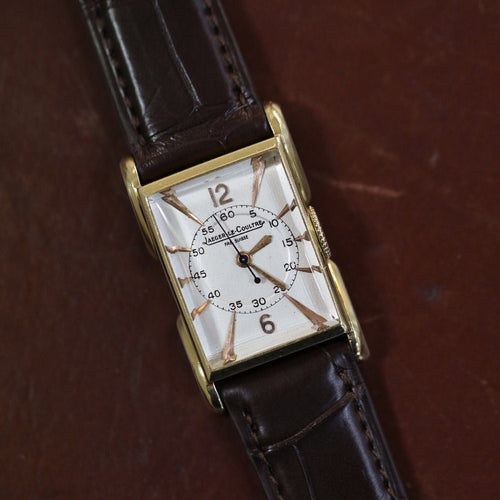 Montre Montre Jaeger-LeCoultre Rectangulaire – Or Jaune 18k – Calibre 437/1 – 1945 – Boîte Française 58 Facettes FB10700