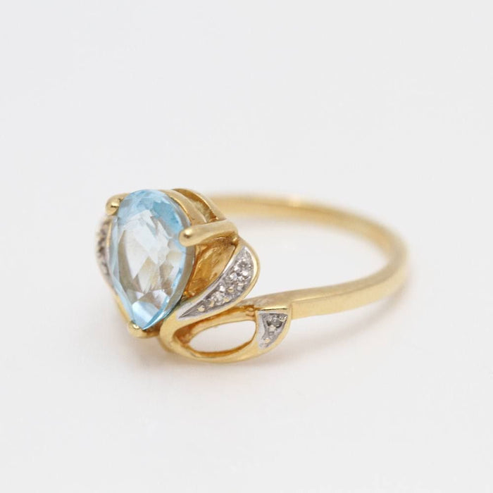 anillo de oro con topacio azul y diamantes